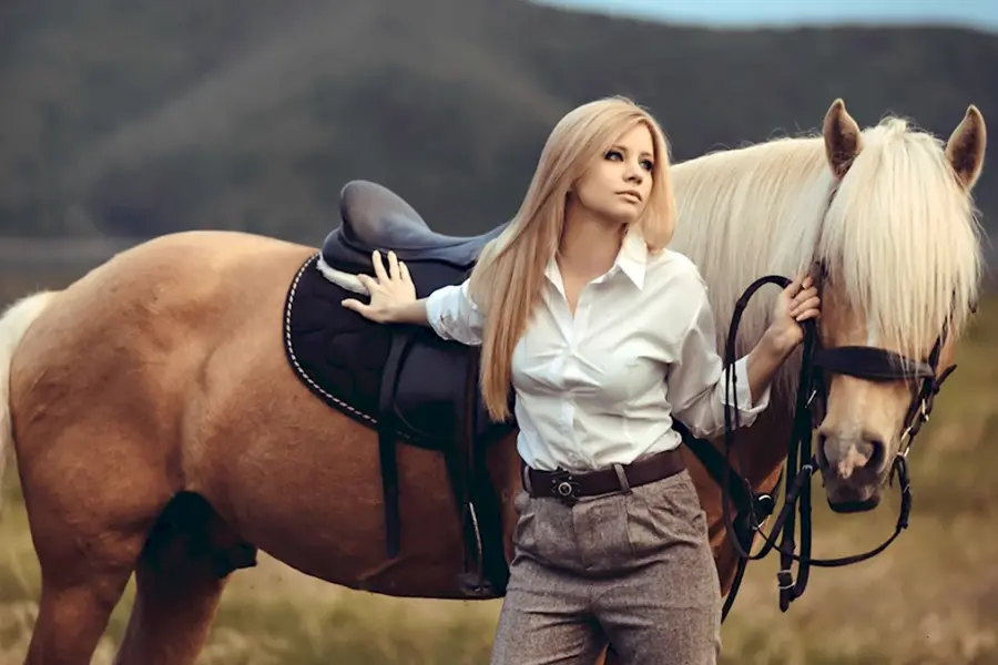 Блондинка на лошади в горах