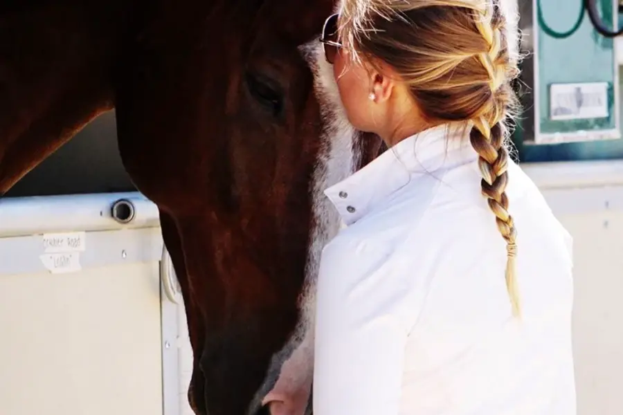 Девушка блондинка на коне