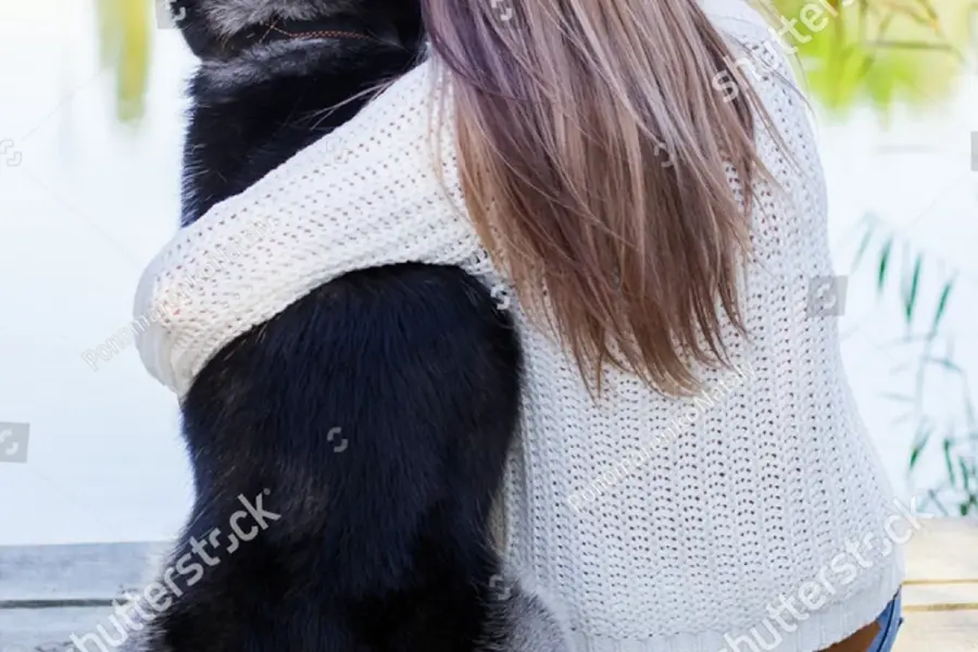 Девушка с собакой со спины