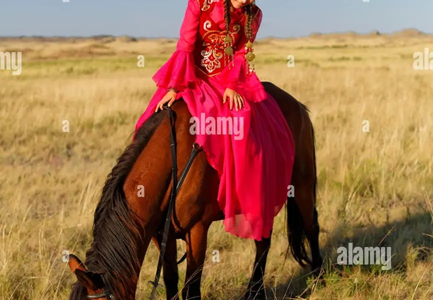 Казахи в национальных костюмах на лошадях